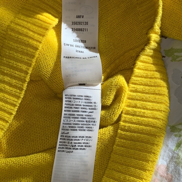 Hollister V-Neck Sweater - Picture 4 of 4